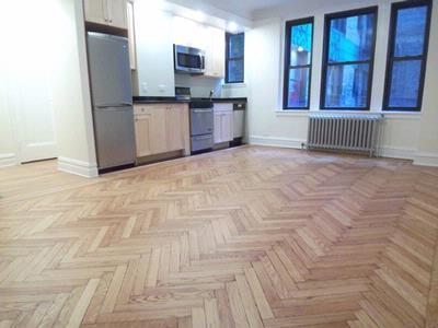 Foto principal - 210 E 68th St