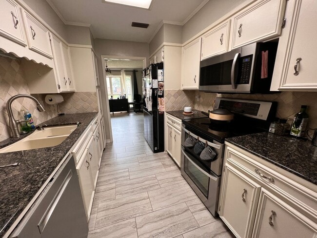 Building Photo - 7642 Chesapeake Dr