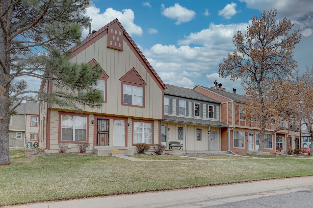 Foto principal - Wonderful 2 bed 2 bath Townhouse with Fire...