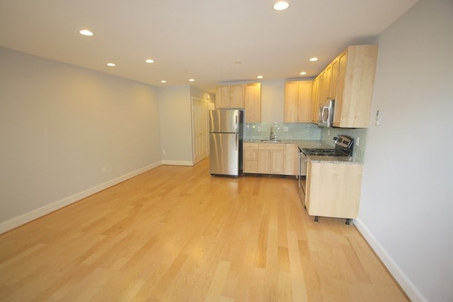 Building Photo - Updated 1BR/1Ba - East Capitol Hill