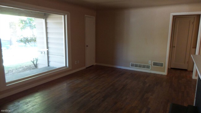 Building Photo - 2 br, 1 bath House - 3230 Bell Ave