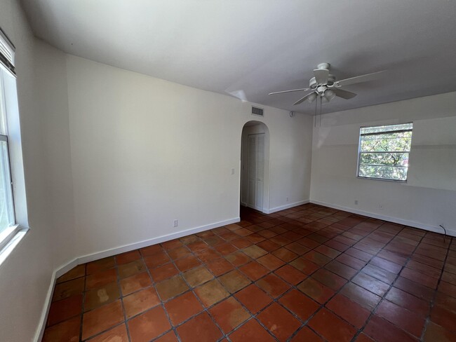 Foto del edificio - 323 Almeria Rd