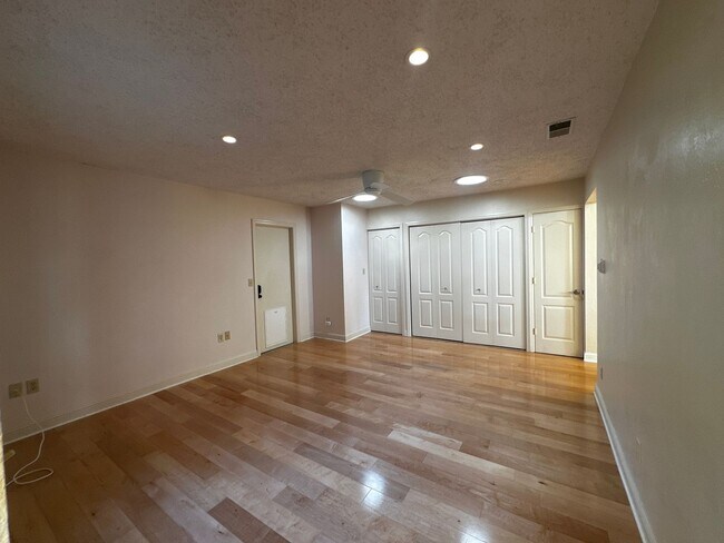 Foto del edificio - Single Story Court location