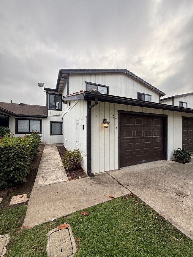 Foto del edificio - Old Orcutt Two Story Condo with One Car Ga...