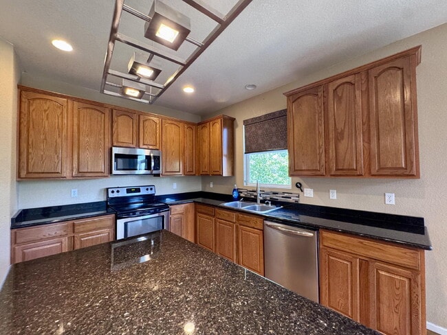 Building Photo - 7031 S Oak Hill Cir