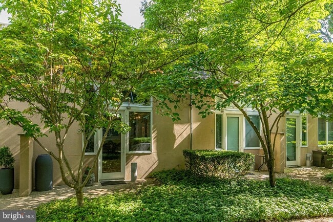 Building Photo - 36 Moore St