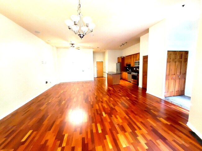 Foto del edificio - 1250 S Indiana Ave