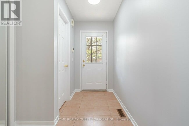 Photo du bâtiment - 9900 McLaughlin Rd N