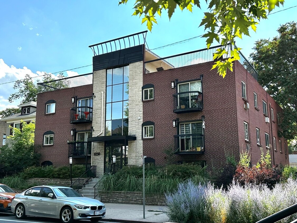 Prime Location Condo: Bright 1 Bed, 1 Bath... - Prime Location Condo: Bright 1 Bed, 1 Bath...