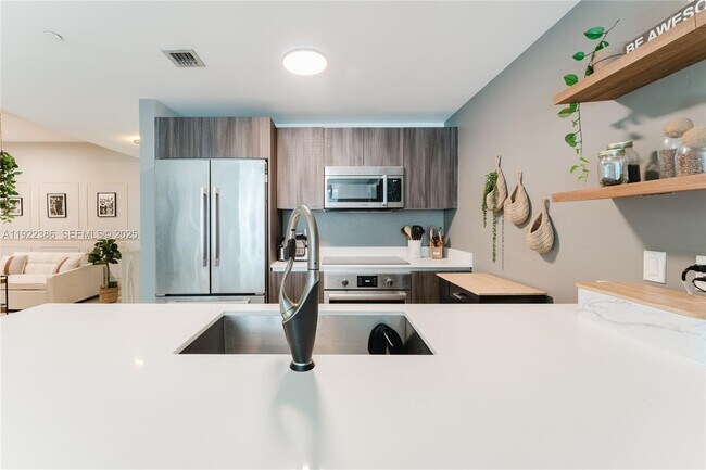 Foto del edificio - 488 NE 18th St