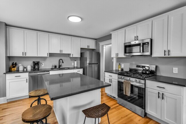 Building Photo - Furnished 7-Bedroom, 4-Bath Whole House in North Buffalo