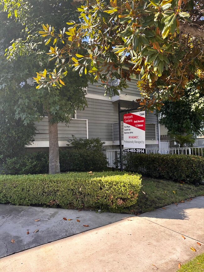 Building Photo - 13444 Moorpark St