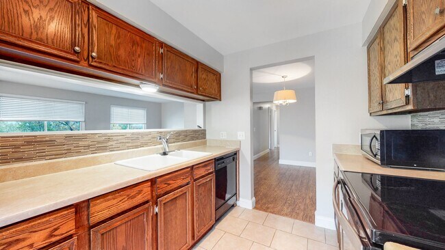Building Photo - Spacious 2 bed/1 bath Townhome w/attached ...