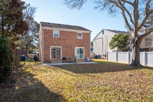 Building Photo - Duplex located just a block from the ocean!