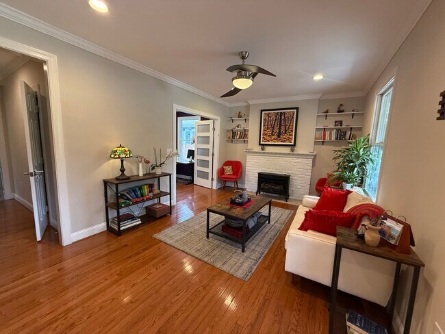 Sala de estar, en la puerta principal. Chimenea de gas y mucha luz. - 5715 7th St N