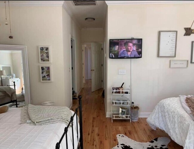 Mater bedroom - 1719 Pendleton St