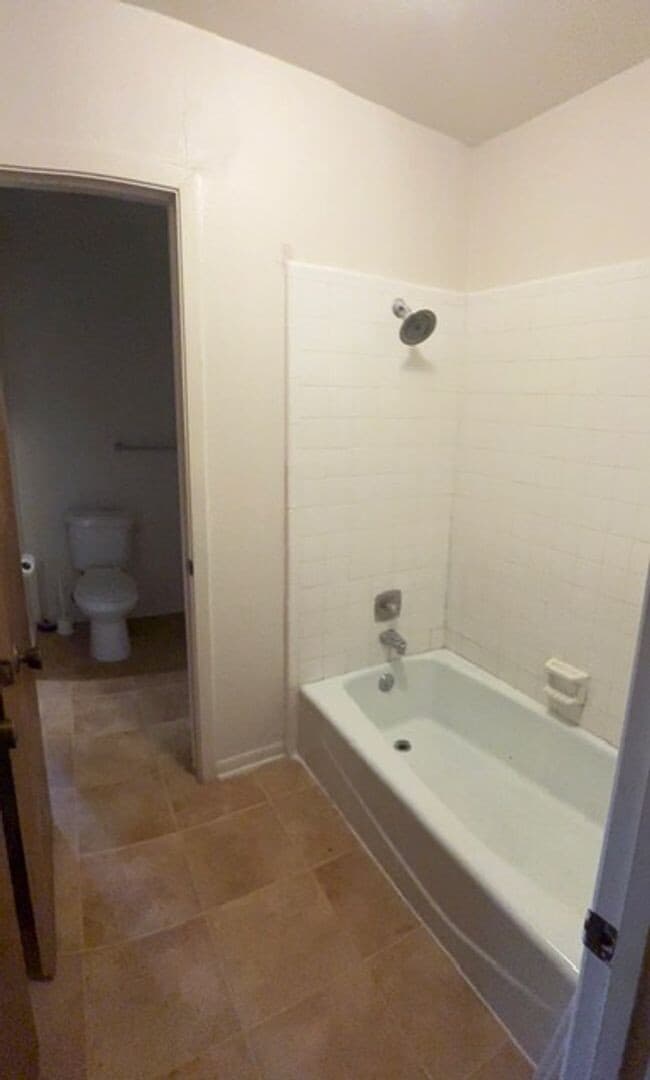 Building Photo - Spacious Upstairs Apartment