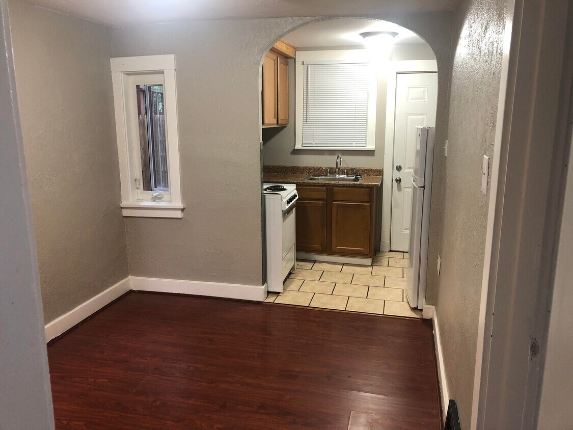 Foto del edificio - 7930 Edgewood Ave