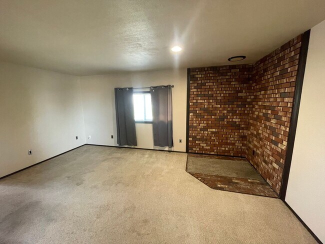 Building Photo - Home for Rent w/ Detached Garage!