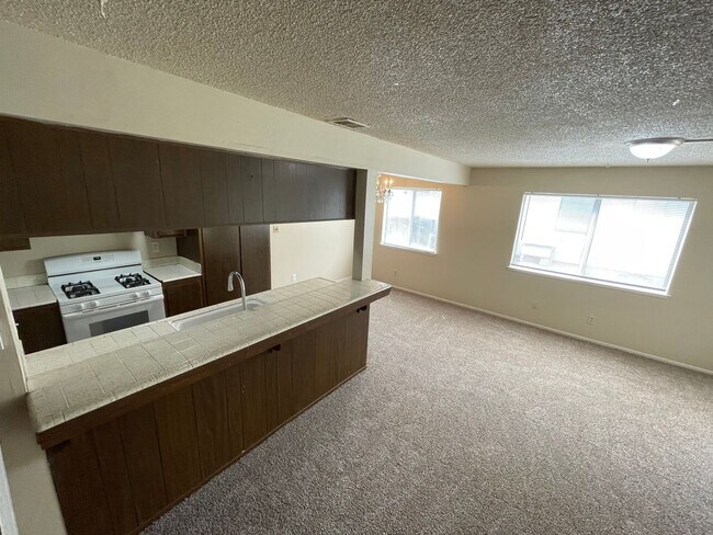 Foto del edificio - Two Story Fourplex Unit - On site Laundry,...