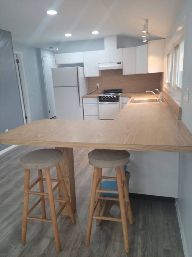 8 Hardy Ln, Westbury, NY 11590 Room for Rent in Westbury, NY