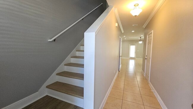 Building Photo - 20 E Shady Oaks Ln