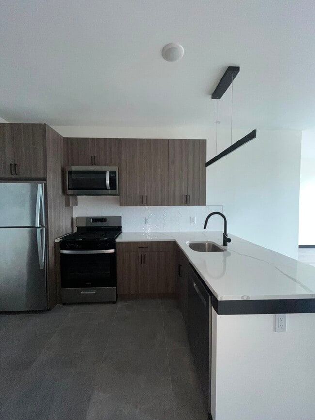 Building Photo - 135 Mallory Ave