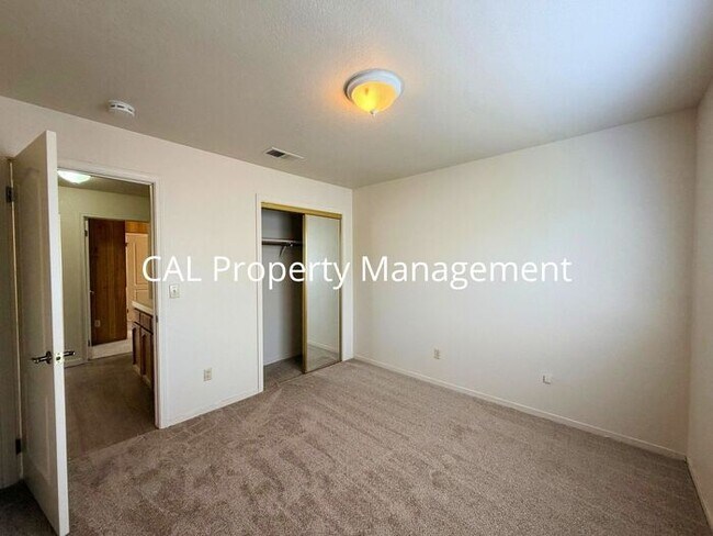 Foto del edificio - Rare 4 bedroom 2 bath rental in Pine Meadow Estates King City!