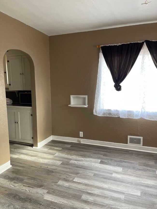 Building Photo - 3 Bedroom 1 bath home