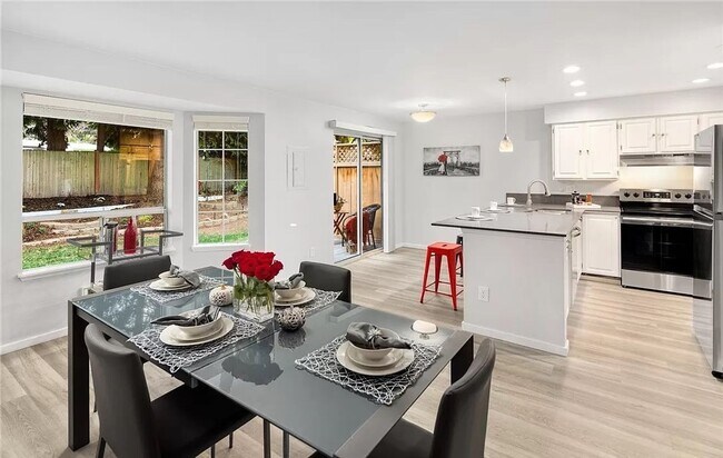 Building Photo - Stunning 3BR Townhome in Bellevue - Top Sc...