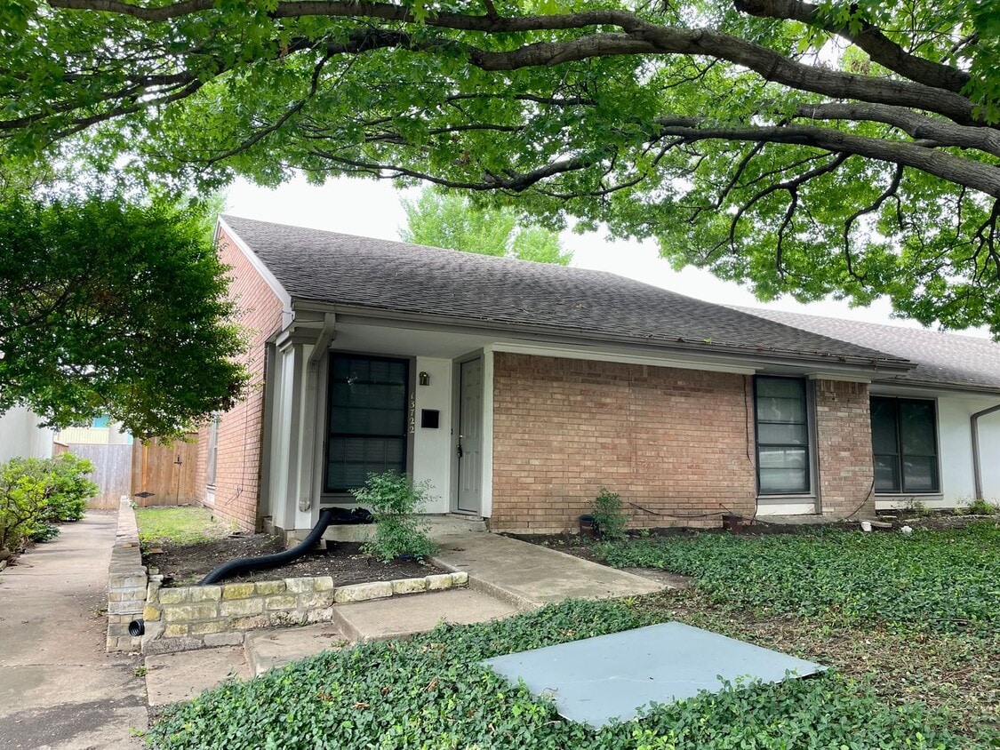 Primary Photo - Townhome For Rent in Dallas - 3 Bedrooms/2...