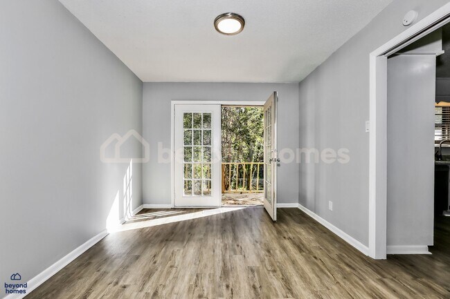 Foto del edificio - Beautifully Modernized Home with 3 bedroom / 2 full bath and 1,846 sq feet of space!