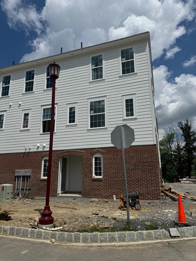 Front - 201 Market House Cir