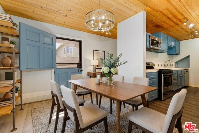 Foto del edificio - 1609 E Hillcrest Dr