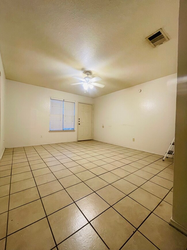 Living room - 2804 Cantabrian Dr