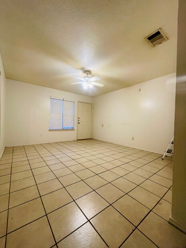 Sala de estar - 2804 Cantabrian Dr