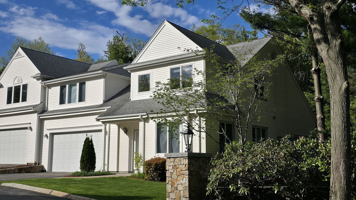 Foto principal - 900 W Roxbury Pkwy