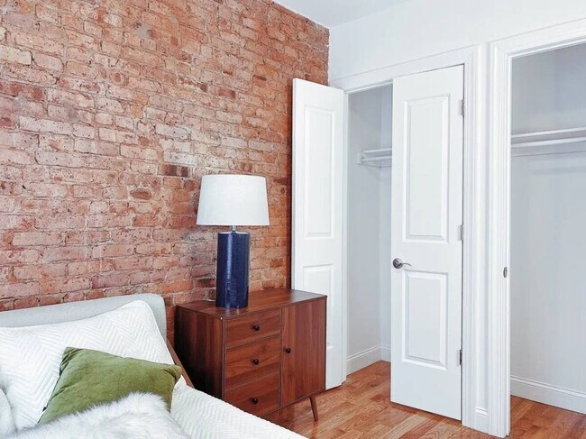 Foto del edificio - Furnished room/NOT APARTMENT