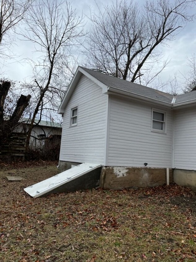 Building Photo - 1520 E Locust, Nevada, MO