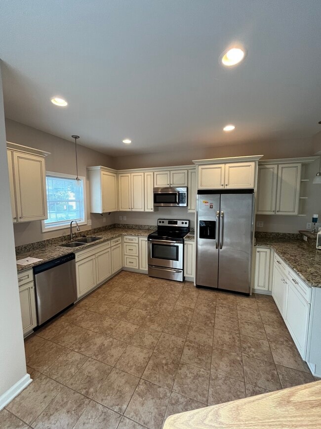 Building Photo - 210 Blackbird Village Cir