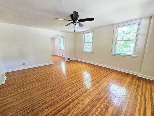 Foto del edificio - 738 E Railroad Ave