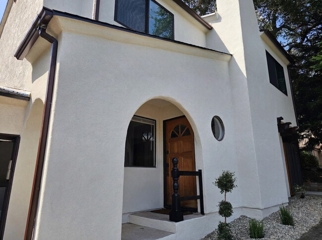 Building Photo - 1615 Olive St