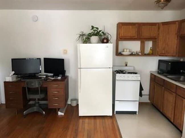 Interior Photo - 913 W Church St