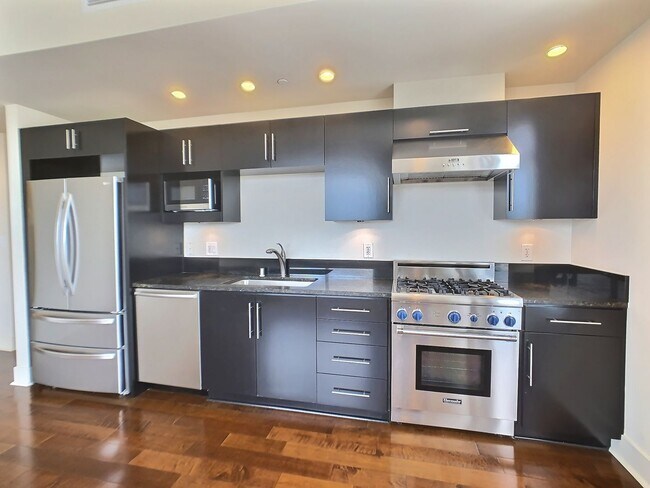 Foto del edificio - Gorgeous 2 Bedroom/2 Bathroom Condo for Rent at The 88 on the 17th Floor