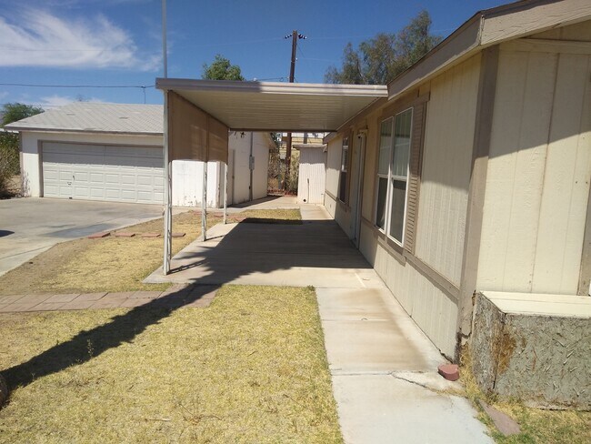 Foto del edificio - Double Wide on a Double Lot w/detached Gar...