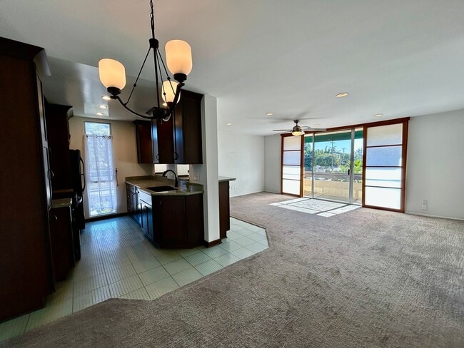 Building Photo - Prime 2 Bed, 2 Bath in La Jolla!