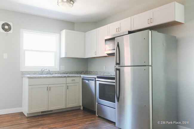 Kitchen with 1 year old appliances (dishwasher, range/oven, microwave, fridge/freezer - 236 Park Pl