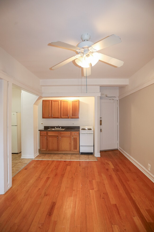 Building Photo - 7453 N Greenview Ave