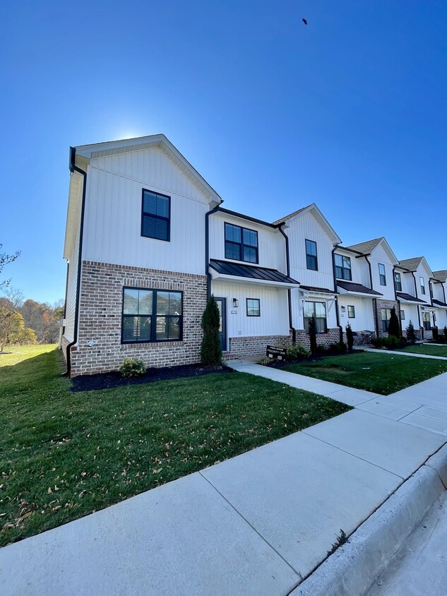 Primary Photo - 1037 Ridgestone Ct