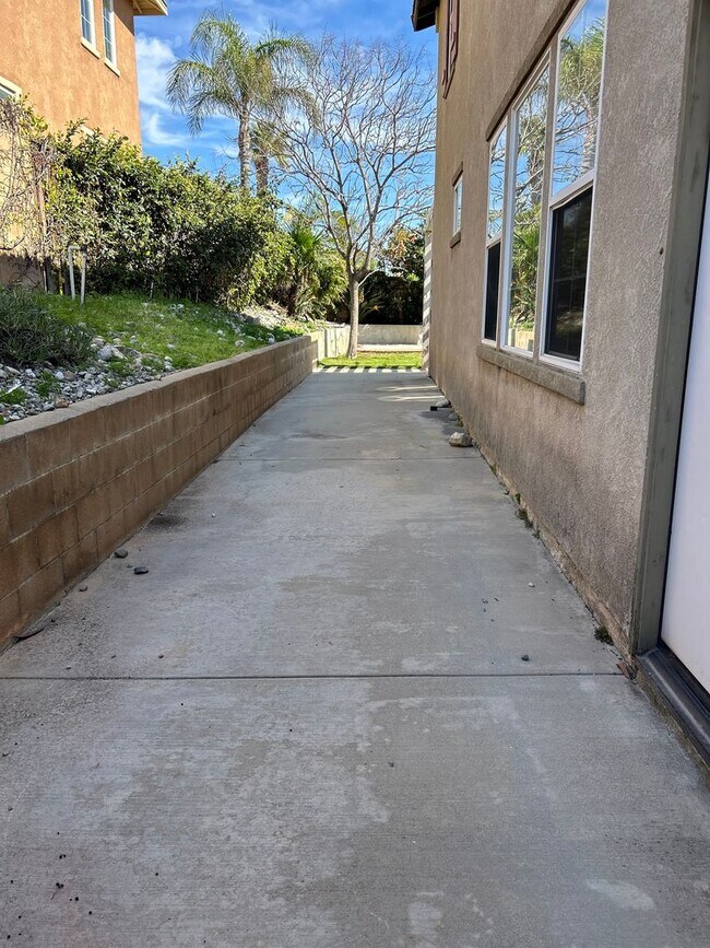 Foto del edificio - Spacious 5-Bedroom Home with Stunning Views